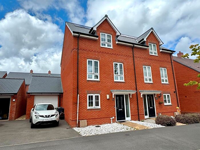 3 Bedroom Semi-Detached House For Sale In Wallace Avenue, Botley, SO32