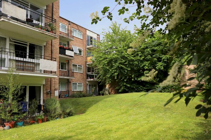 2 Bedroom Flat To Rent In Richmond Court, Queens Road, Kingston Upon Thames, KT2