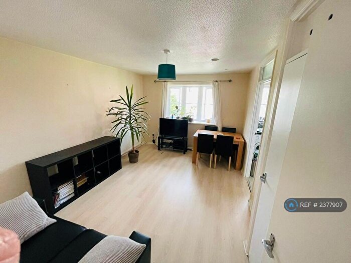 2 Bedroom Flat To Rent In Muirfield Close, Reading, RG1