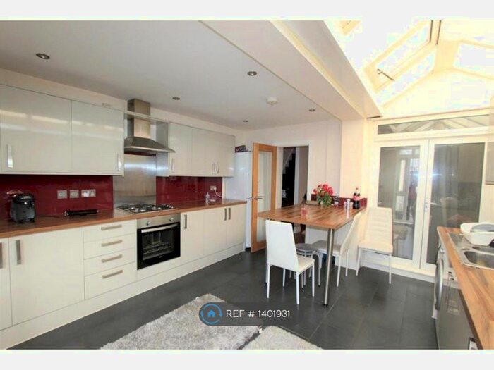 5 Bedroom Terraced House To Rent In Richmond Road, Gillingham, ME7