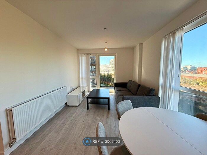 3 Bedroom Flat To Rent In Forastero House, Hayes, UB3