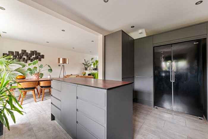 4 Bedroom Detached House For Sale In Apostle Way, Bishopdown, Salisbury, SP1