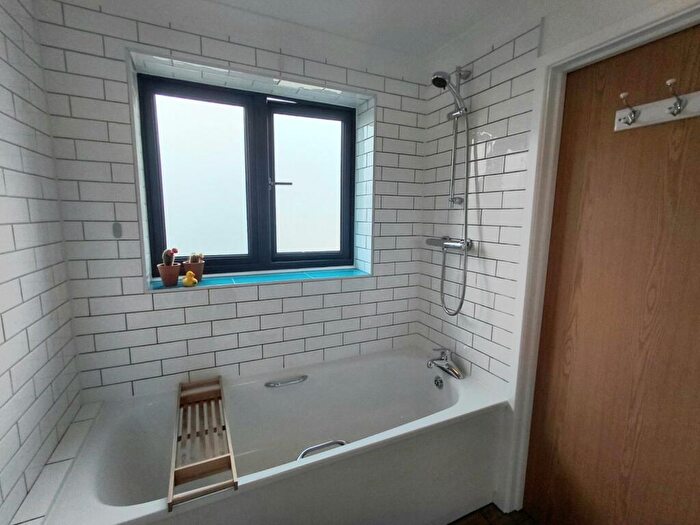 1 Bedroom Flat To Rent In Canal Walk, Southampton, Hampshire, SO14