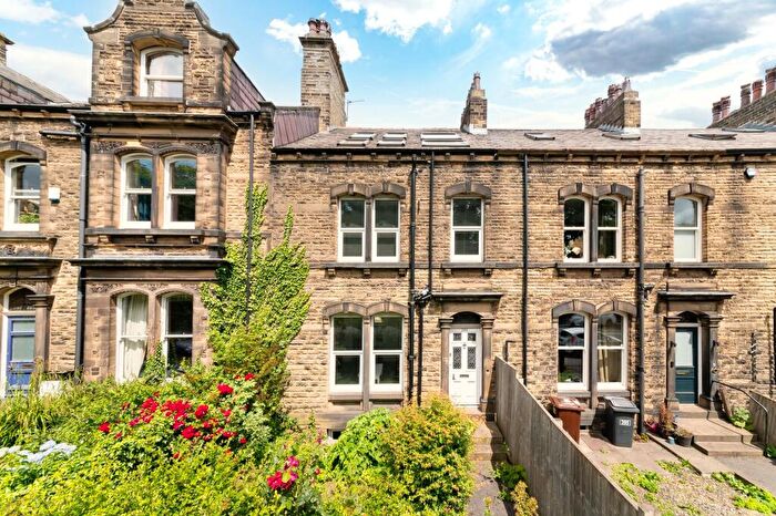 4 Bedroom Terraced House For Sale In Wakefield Road, Huddersfield, HD5