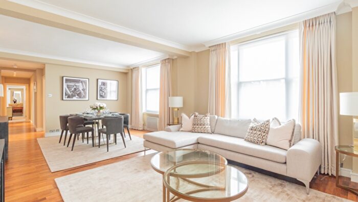 3 Bedroom Flat To Rent In Hill Street, Mayfair, W1J