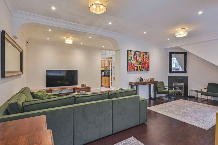 3 Bedroom Mews To Rent In Elvaston Mews, South Kensington, London, SW7