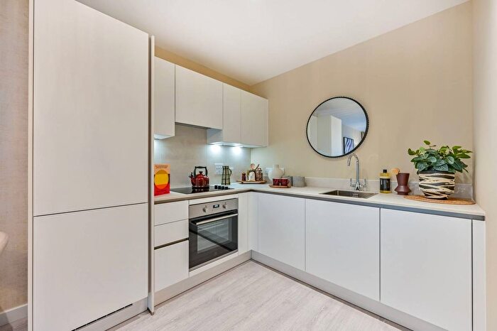 1 Bedroom Flat For Sale In Hayes Village, Hayes, UB3