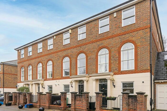 4 Bedroom Town House To Rent In King George Square, Richmond, TW10