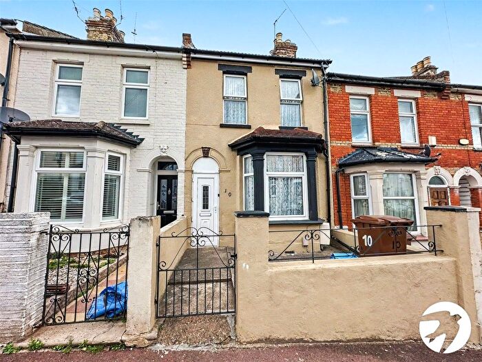 3 Bedroom Terraced House For Sale In Wyndham Road, Chatham, Kent, ME4