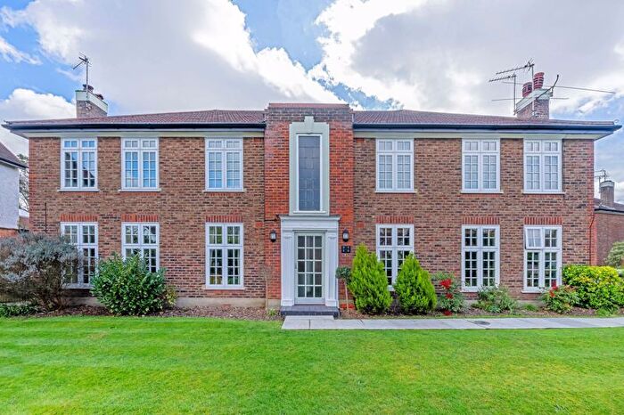 2 Bedroom Flat To Rent In Portsmouth Road, Thames Ditton, KT7