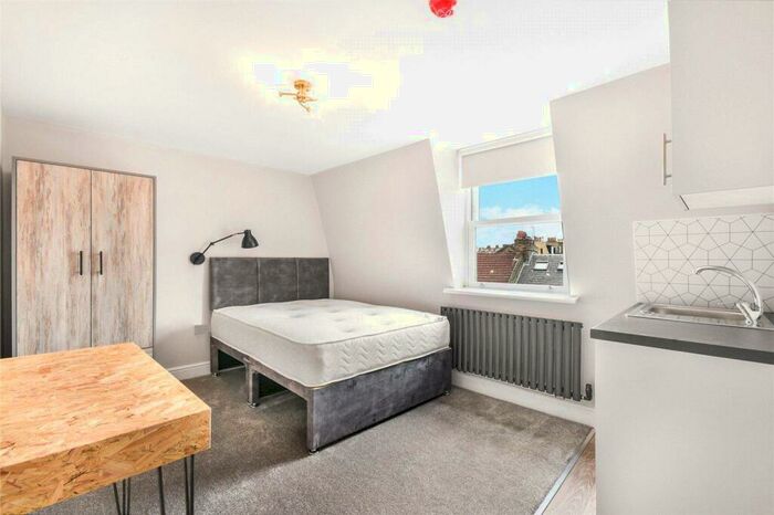 Studio To Rent In Taybridge Road, Battersea, London, SW11