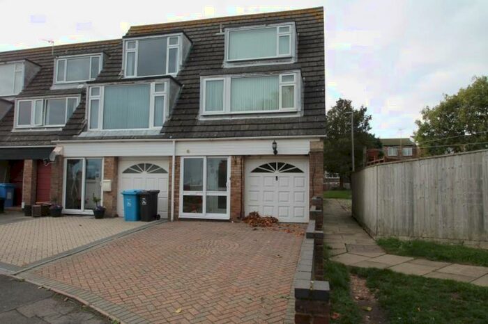 4 Bedroom Town House To Rent In Perry Gardens, Poole, BH15