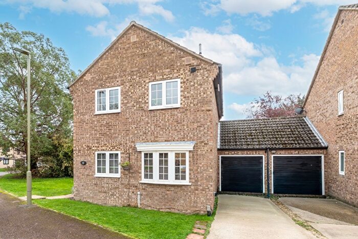 3 Bedroom Link Detached House For Sale In Birchwood, Carterton, Oxfordshire, OX18
