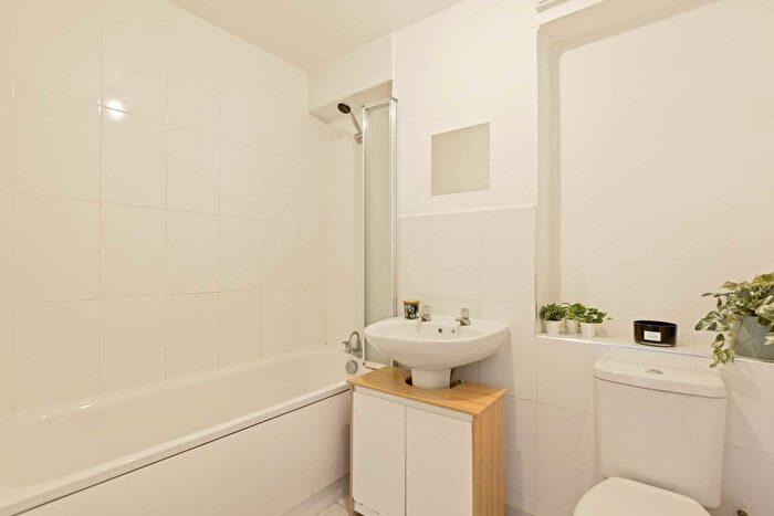 5 Bedroom Flat To Rent In Millender Walk, Surrey Quay, SE16