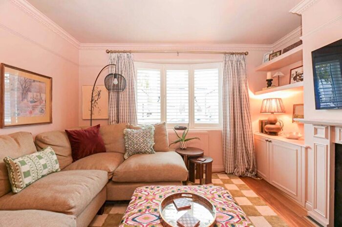 2 Bedroom Flat To Rent In Cottage Grove, Surbiton, KT6