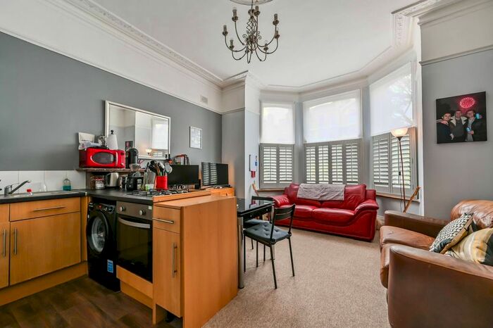 3 Bedroom Flat To Rent In Tierney Road, Streatham Hill, London, SW2