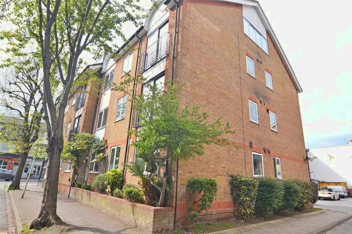 1 Bedroom Flat To Rent In Cairngorm Close, Teddington, Middlesex, TW11