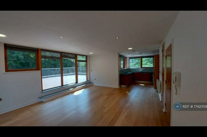 2 Bedroom Flat To Rent In Heaton Lodge, Prestwich, Manchester, M25