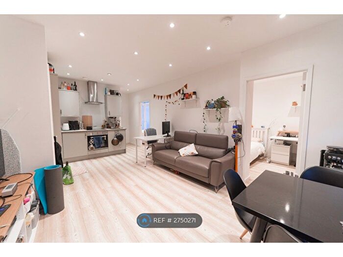 2 Bedroom Flat To Rent In Mowlem Street, London, E2