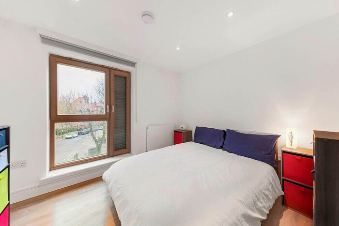 1 Bedroom Flat To Rent In Triangle Place, Clapham, London, SW4
