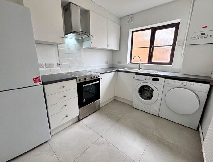 2 Bedroom Flat To Rent In Long Lane, Finchley, N3