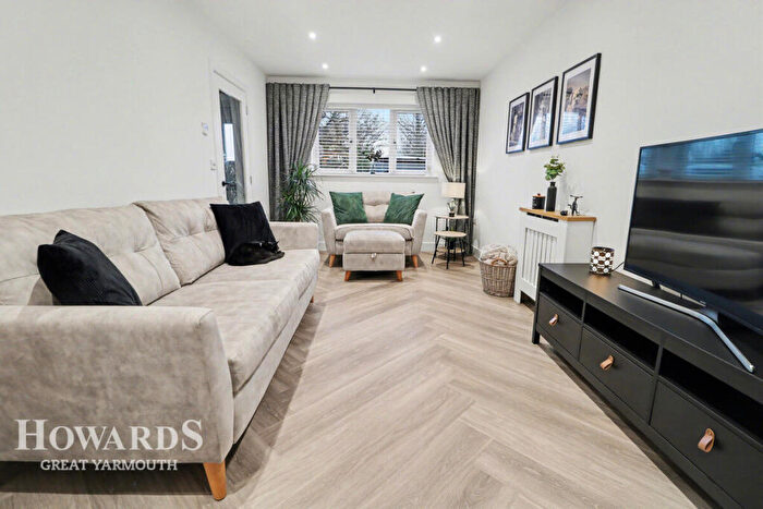 3 Bedroom Semi-Detached House For Sale In Harvest Court, Rollesby, NR29