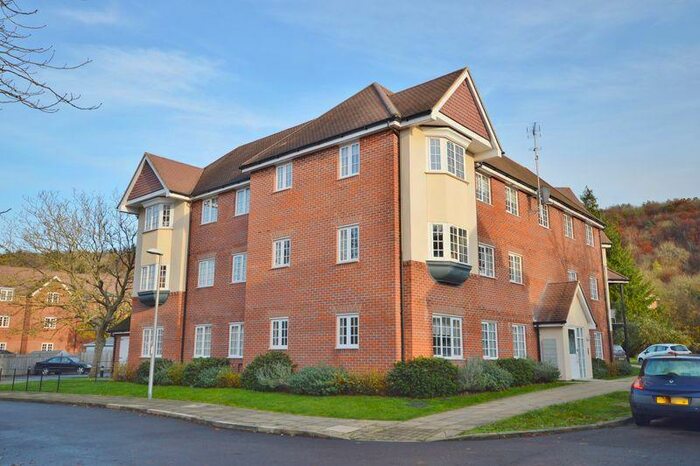 2 Bedroom Flat To Rent In Scarlett Avenue, Wendover, HP22