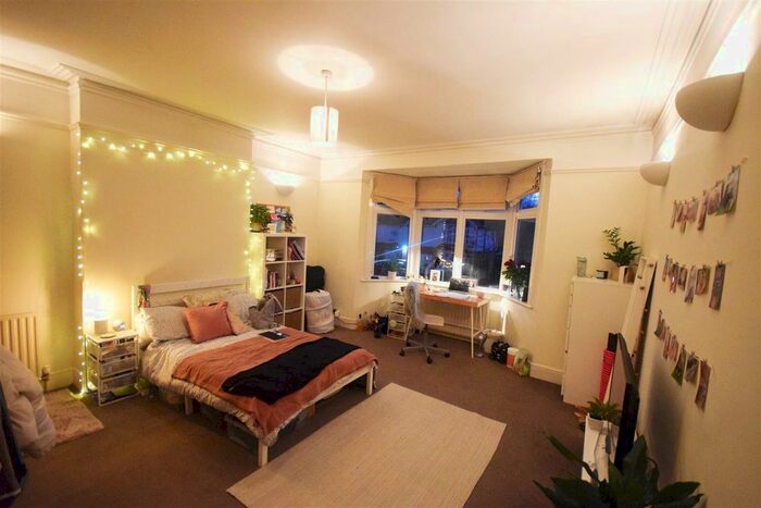 3 Bedroom Flat To Rent In London Road, Twickenham, TW1