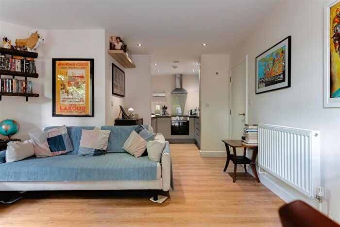 1 Bedroom Flat For Sale In Upper Clapton Road, London, E5