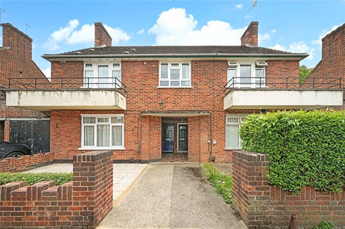 3 Bedroom Flat To Rent In Brettenham Road, Walthamstow, London, E17