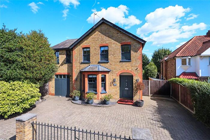 4 Bedroom Detached House For Sale In Hersham Road, Walton-on-Thames, KT12