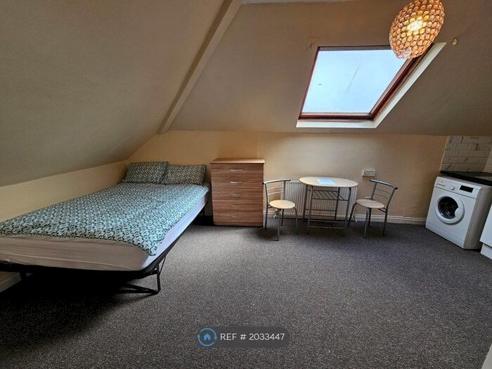 Studio To Rent In Belmont Road, London, N15