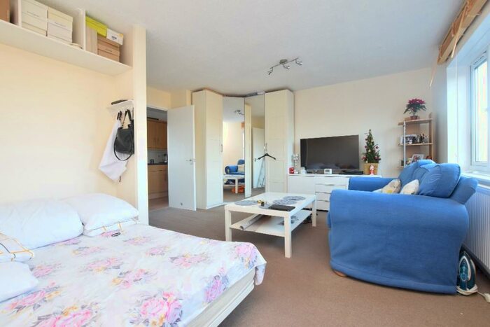 Studio To Rent In Westmoreland Drive, Sutton, Surrey, SM2