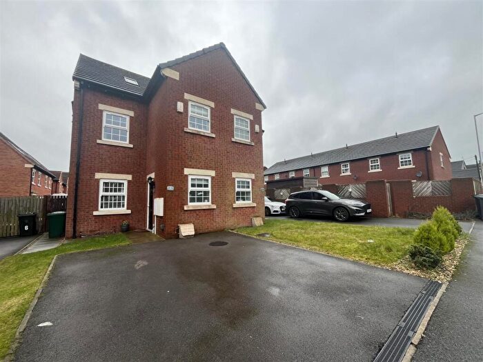 4 Bedroom Town House For Sale In Balme Street, Wyke, Bradford, BD12