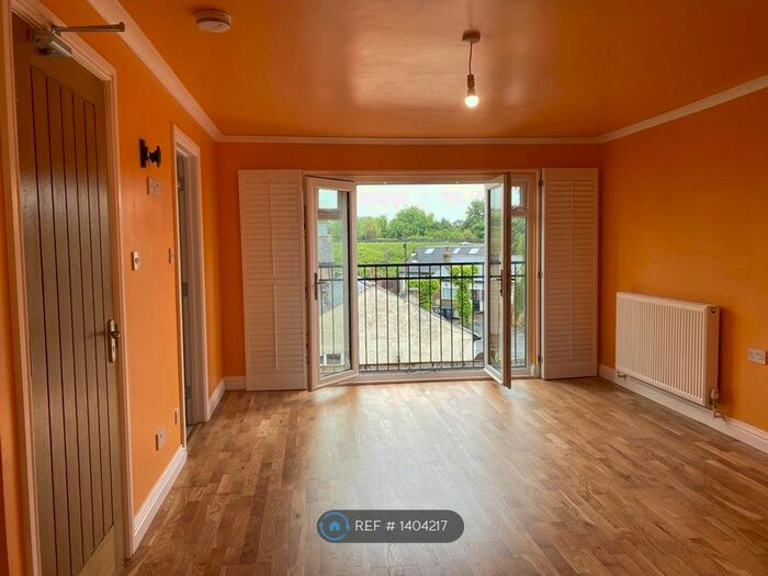 Studio To Rent In Streatham Road, London, SW16