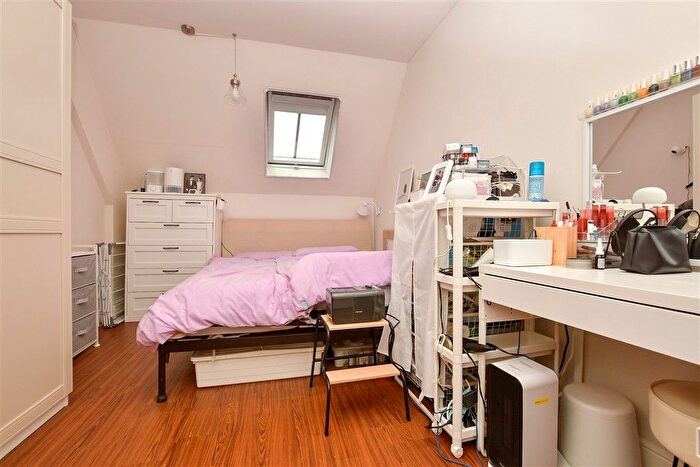 1 Bedroom Flat For Sale In St. Martin's Walk, Dorking, Surrey, RH4