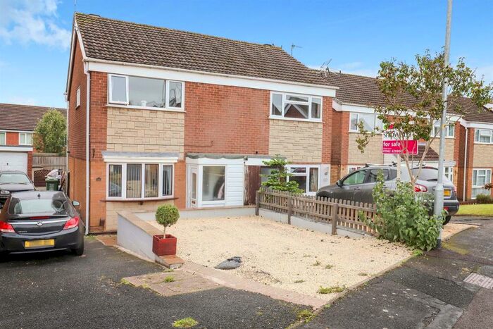 3 Bedroom Semi-Detached House To Rent In Brooklands Drive, Kidderminster, DY11