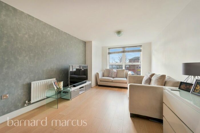 2 Bedroom Flat For Sale In Garratt Lane, London, SW18