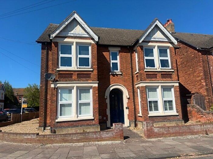 1 Bedroom Apartment To Rent In Flat, Merton Road, MK40