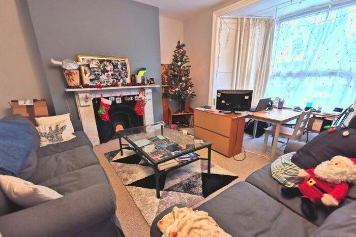 2 Bedroom Flat To Rent In Eaton Crescent, Swansea, SA1