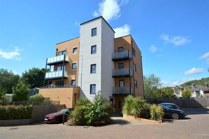 1 Bedroom Flat To Rent In Whyteleafe Hill, Whyteleafe, CR3