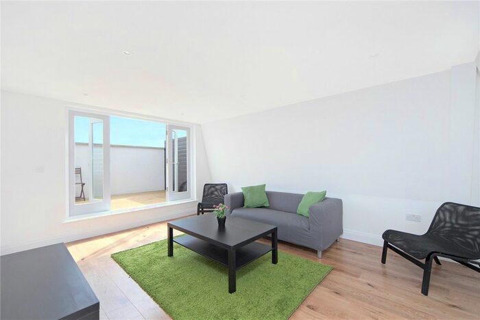 3 Bedroom Flat To Rent In Ellerslie Road, Shepherds Bush, London, W12