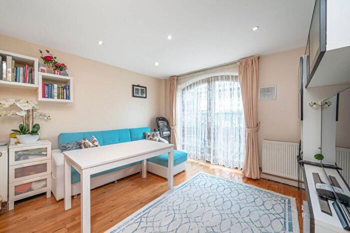 2 Bedroom Flat For Sale In Approach Road, New Barnet, Barnet, EN4