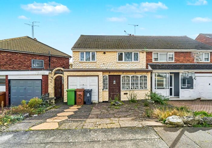 3 Bedroom Semi Detached House For Sale In Ivanhoe Road, Birmingham, West Midlands, B43