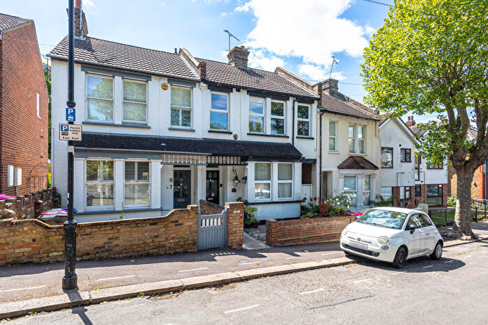 2 Bedroom Apartment For Sale In Wickford Road, Westcliff-on-sea, SS0
