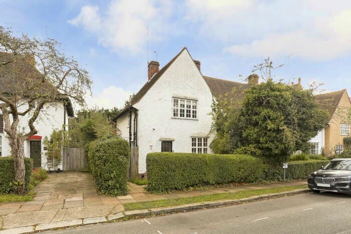 3 Bedroom Semi-Detached House To Rent In Asmuns Hill London, NW11