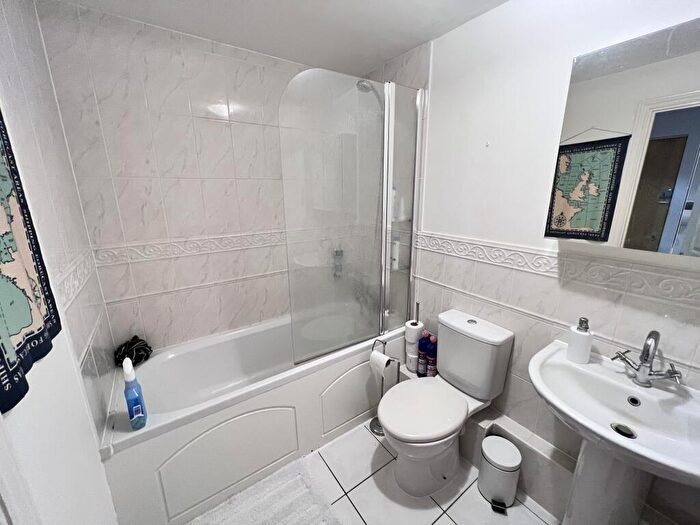 2 Bedroom Apartment To Rent In Russet Drive, St Albans, AL4