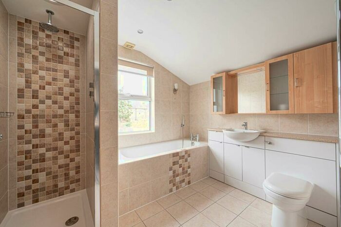 4 Bedroom House To Rent In Parkhurst Road, Friern Barnet, London, N11