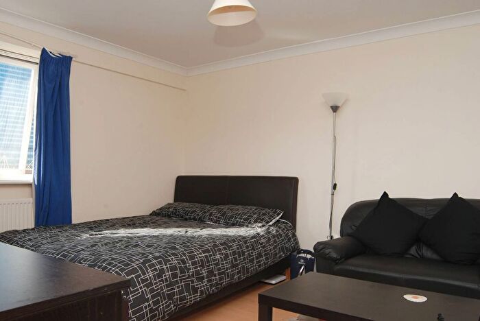 2 Bedroom Flat To Rent In Poplar High Street, Poplar, London, E14