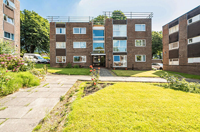 1 Bedroom Apartment For Sale In Kingsway Court, Leeds, LS17